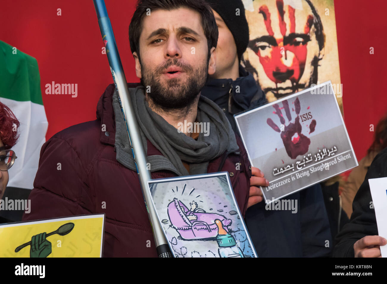 Poster mostra entrambi Putin e Isis con sanguinose mani alla "Cibo non bombe' per la Siria protesta in Trafalgar Square. Foto Stock