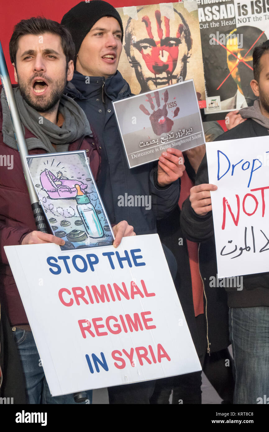 Poster mostra entrambi Putin e Isis con sanguinose mani alla "Cibo non bombe' per la Siria protesta in Trafalgar Square. Un'altra legge 'Stop il regime Criminial in Siria". Foto Stock
