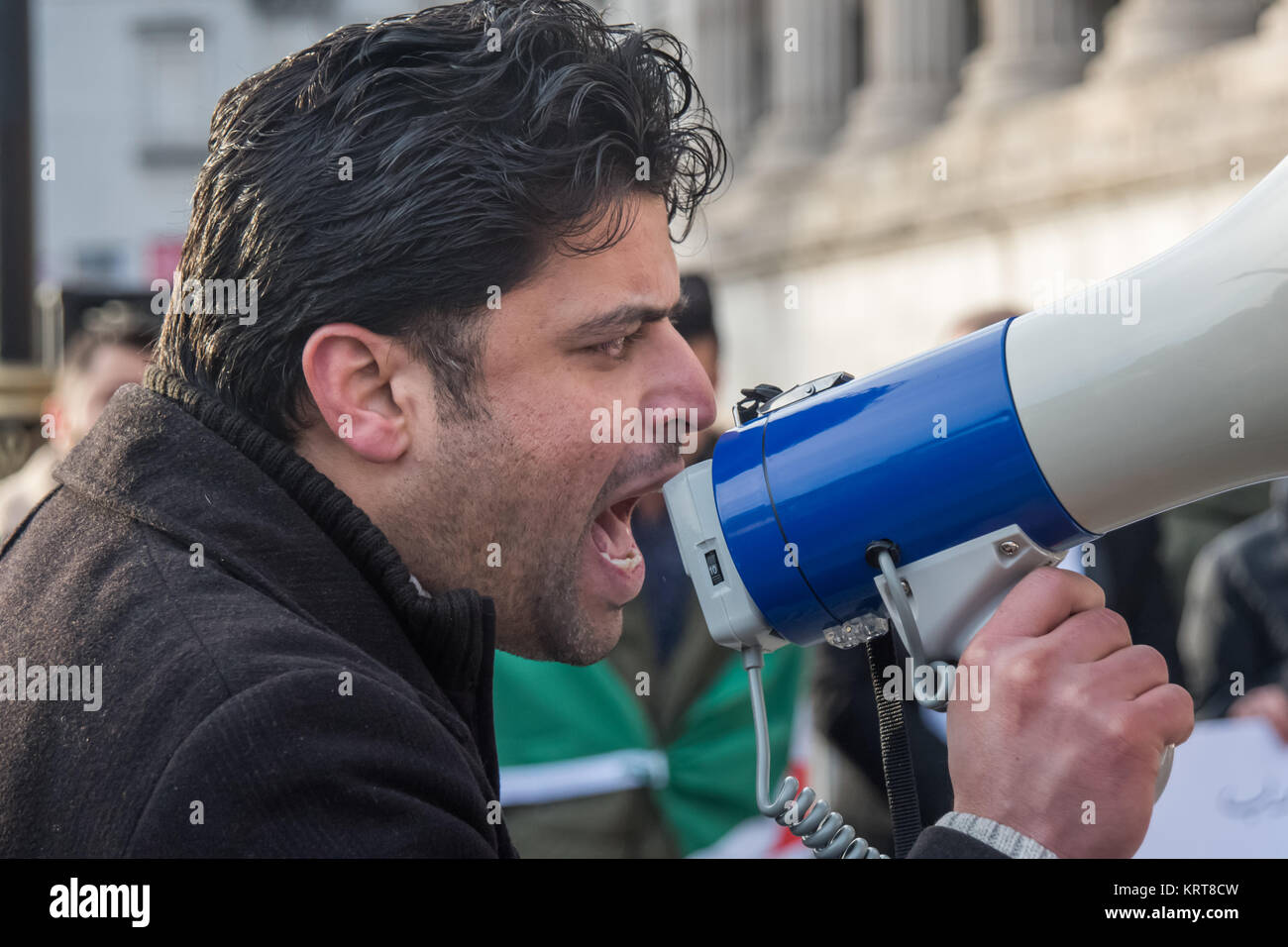 Un uomo siriano parla al 'Cibo non bombe' per la Siria protesta in Trafalgar Square. Foto Stock