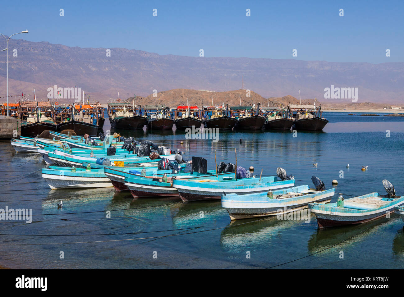 MIRBAT, Oman - gennaio 07,2016: barche da pesca (Dhow) nella porta di Mirbat. Dhofar, Oman. Foto Stock