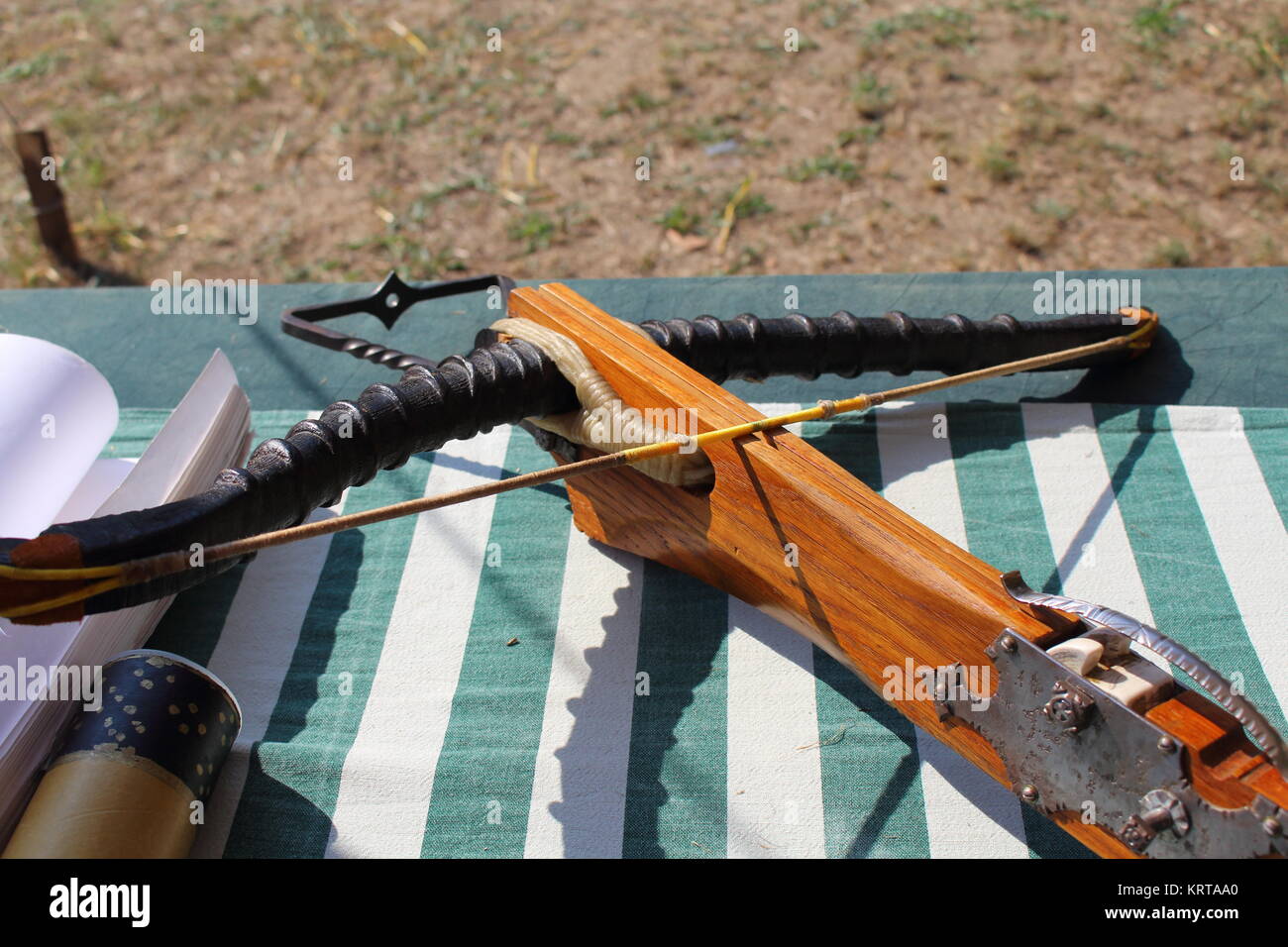 Legno medievale di tiro con la balestra in fiera Foto Stock