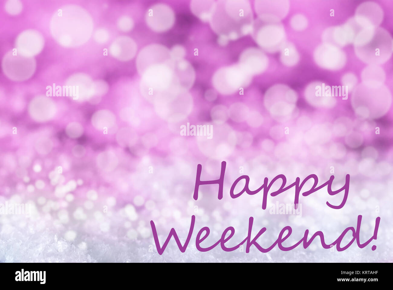 Testo inglese Happy Weekend. Rosa o Rosa di Natale sfondo bokeh di fondo o una texture con la neve. Copia dello spazio per il testo qui Foto Stock