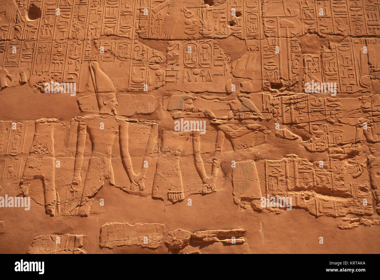 Antichi geroglifici nel tempio di Karnak. Luxor, Egitto Foto Stock