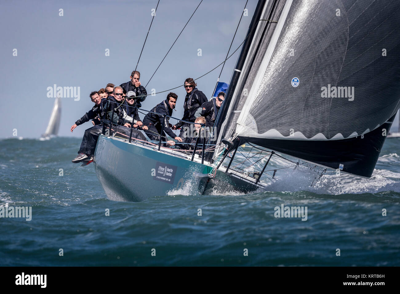 Ribellione in corrispondenza degli aghi durante il giro dell'isola di gara. Isola di Wight. Picture Data: Sabato 2 Luglio 2, 2016. Fotografia da Christopher Ison © Foto Stock