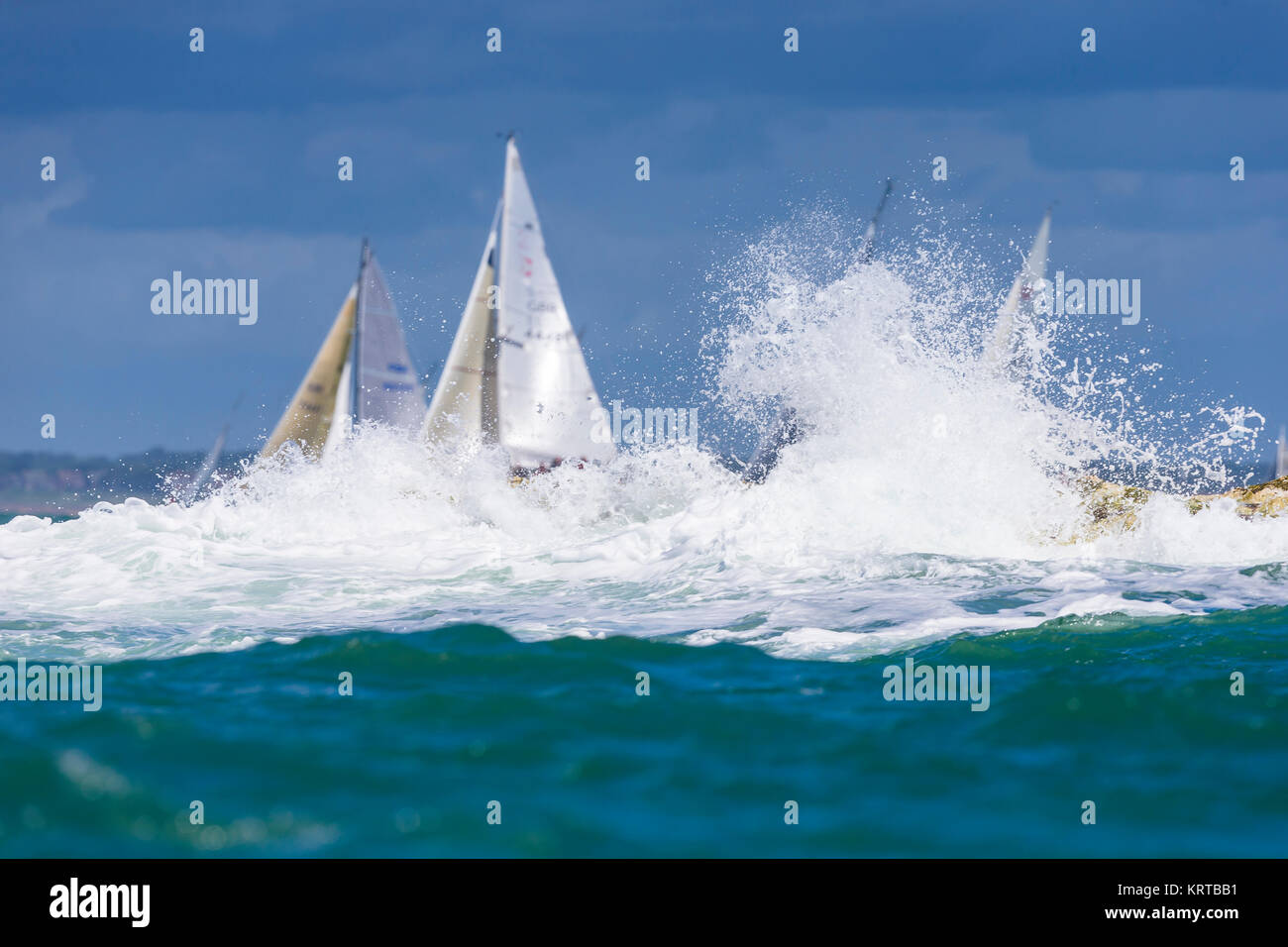 Yacht durante il giro dell'isola di gara. Isola di Wight. Picture Data: Sabato 2 Luglio 2, 2016. Fotografia da Christopher Ison © Foto Stock