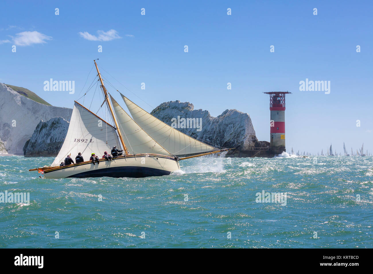 Il vecchio adesivo telato Sophie, costruita nel 1892, in corrispondenza degli aghi durante il giro dell'isola di gara. Isola di Wight. Picture Data: Sabato 2 Luglio 2, 2016. Fotografia di C Foto Stock