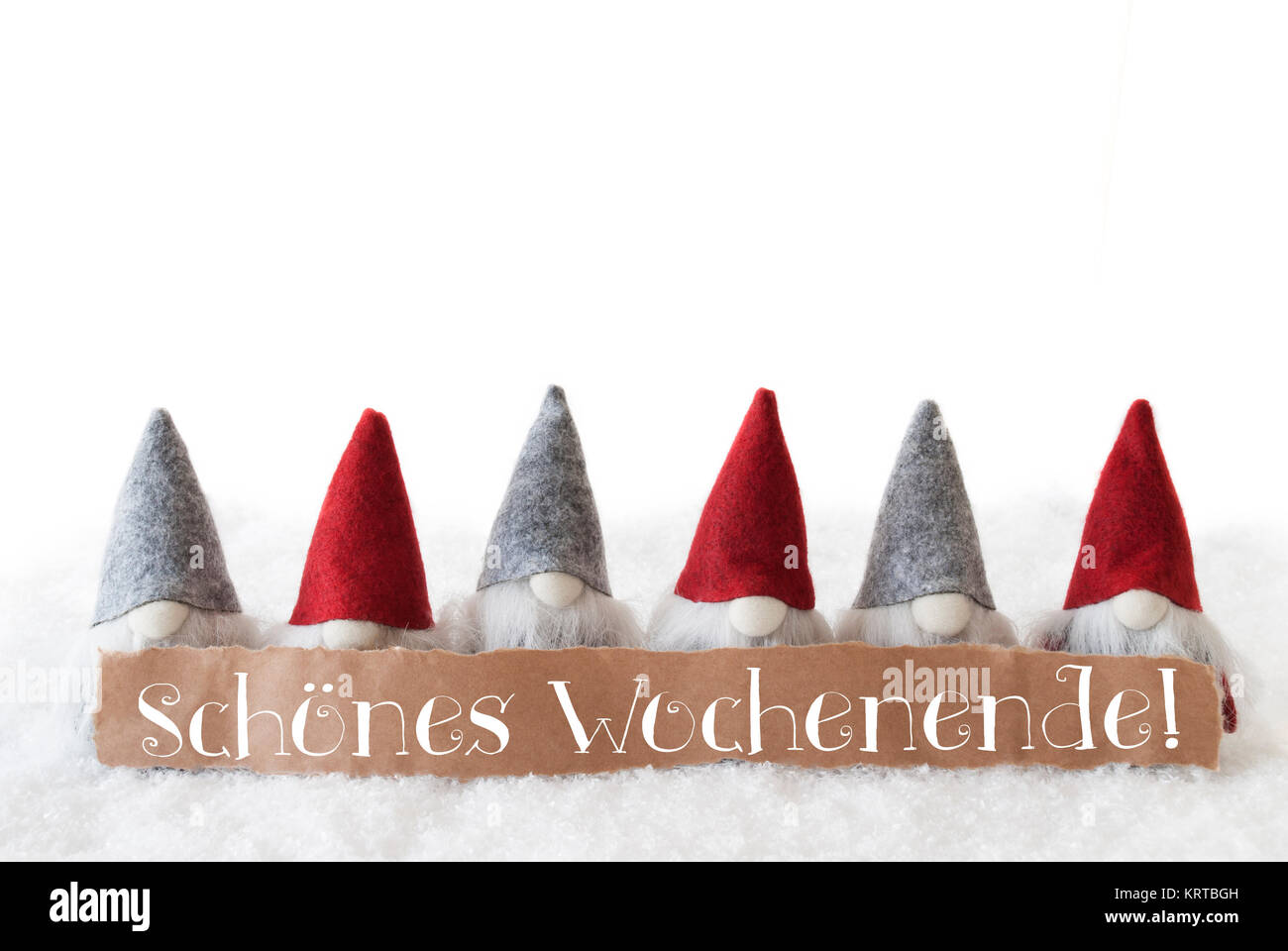 Etichetta con testo tedesco Schoenes Wochenende significa Happy Weekend. Natale biglietto di auguri con gnomi. Isolato sfondo bianco di neve. Foto Stock