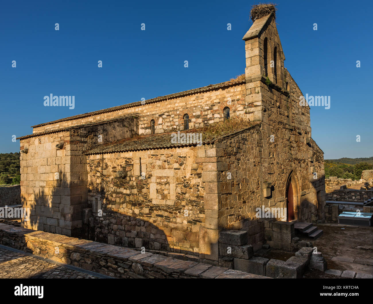 Vecchia chiesa di Idanha-a-Velha (Portogallo). Essa è stata Visigoth Cattedrale. Si trova in una zona con molti resti archeologici. Foto Stock