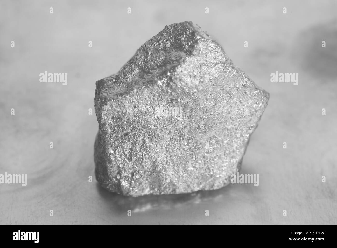 Argento nugget su sfondo grigio Foto Stock