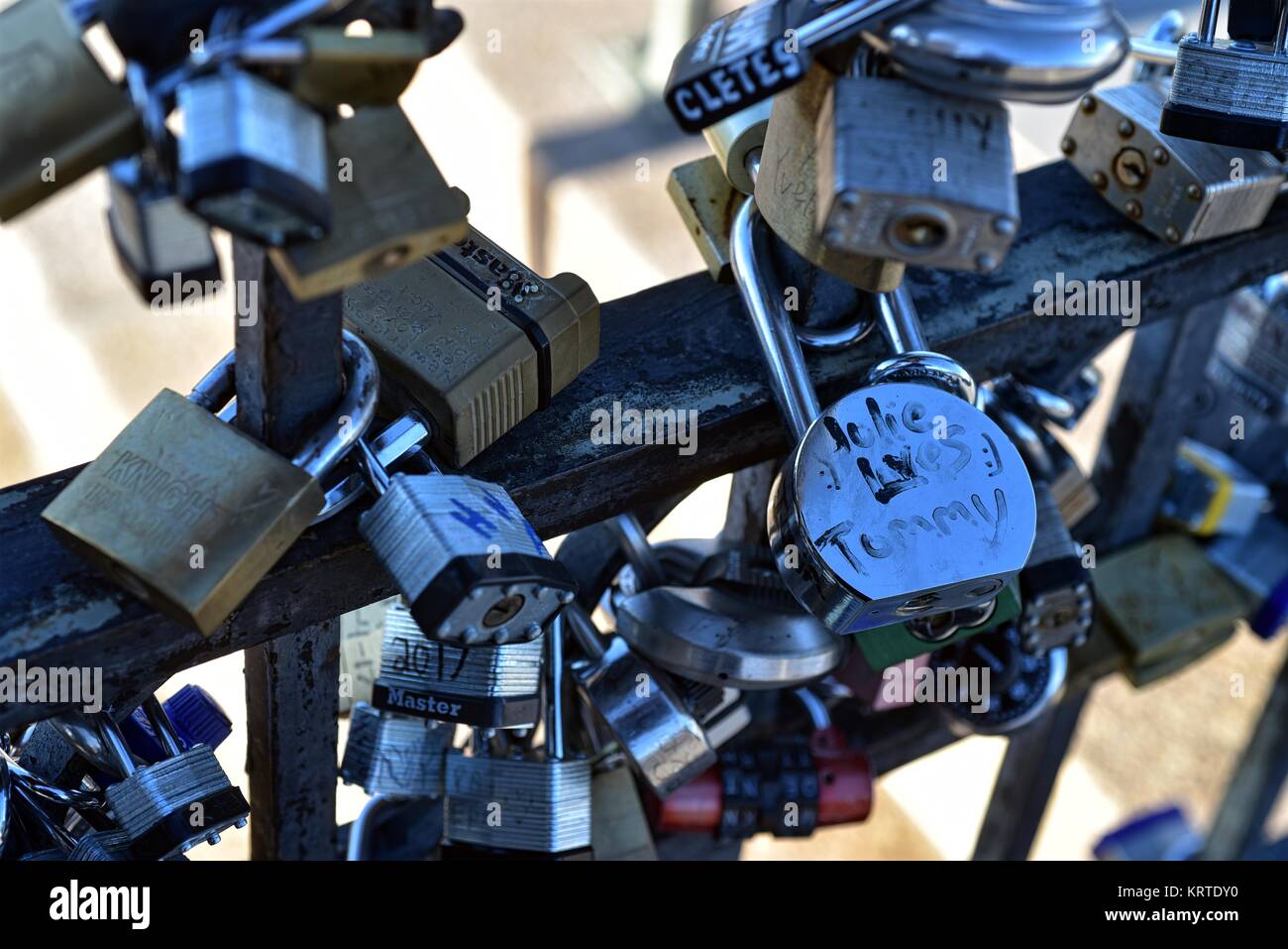Serrature amore inscritta lucchetti bloccato a ponte Foto Stock