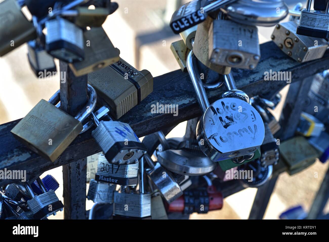 Serrature amore inscritta lucchetti bloccato a ponte Foto Stock