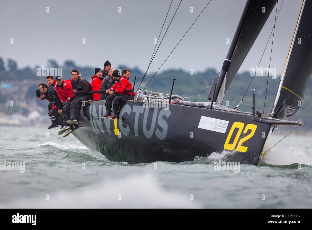 Sir Keith Mills (il quarto da destra) a bordo della sua barca da regata Invictus che prendono parte all'annuale intorno all isola gara off Cowes, Isola di Wi Foto Stock