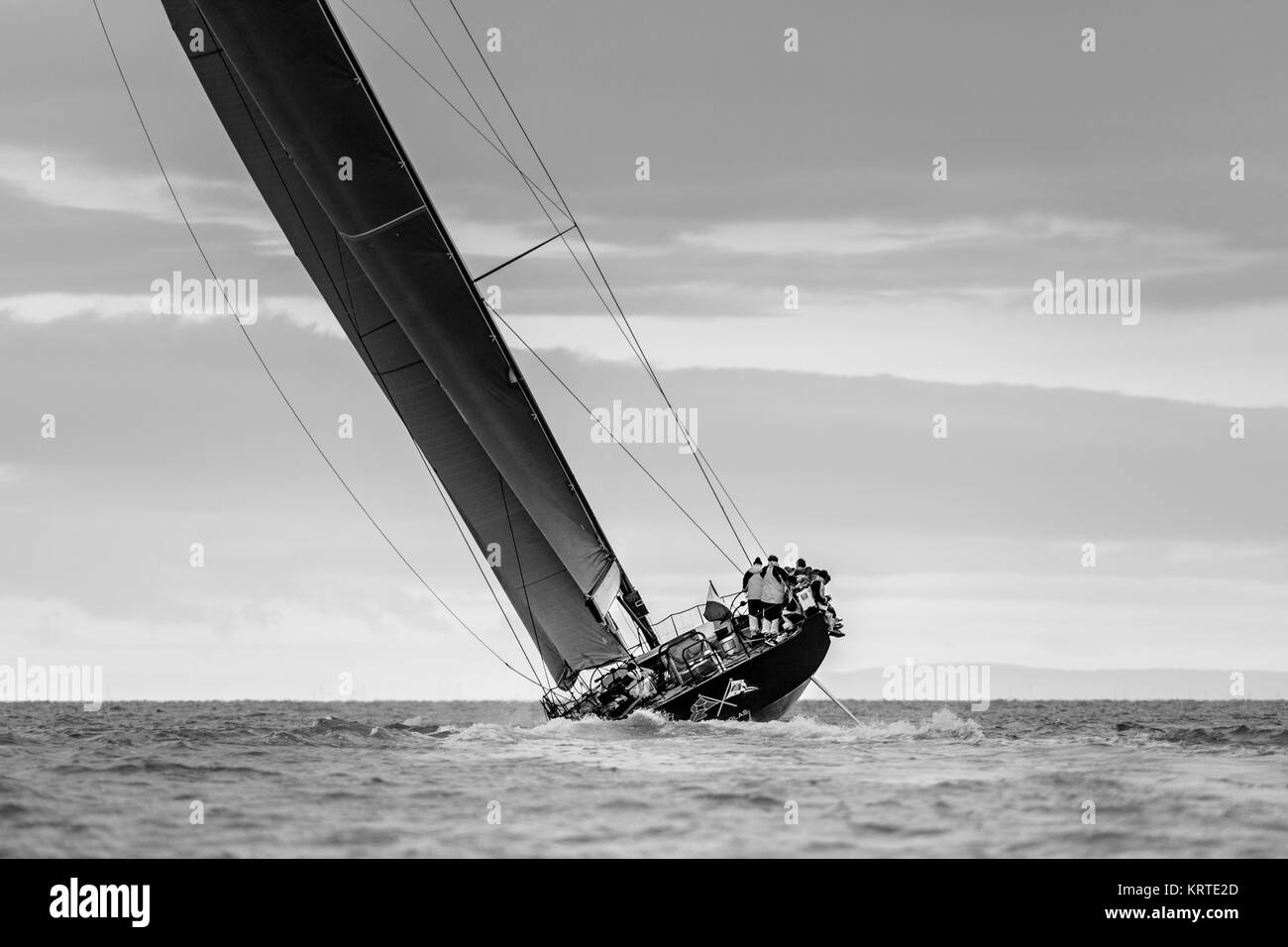 Highland Fling Festival sul suo modo di aghi durante l annuale intorno all isola gara off Cowes, Isola di Wight. Intorno 1.342 barche e 13.000 velisti parte Foto Stock