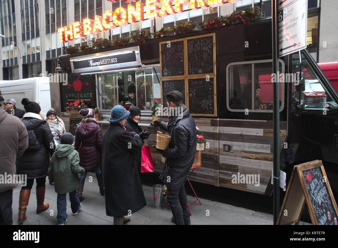 Applegate ha aziende dà via il bacon in varie forme a un evento di branding in Midtown Manhattan a New York Venerdì, Dicembre 15, 2017. Hormel Foods è il proprietario delle aziende agricole Applegate ha il marchio, un creatore di organico a base di carne elaborati . I consumatori si stanno rivolgendo lontano dai grandi produttori alimentari e stanno abbracciando le aziende che essi percepiscono come più piccolo e più sano. (© Richard B. Levine) Foto Stock