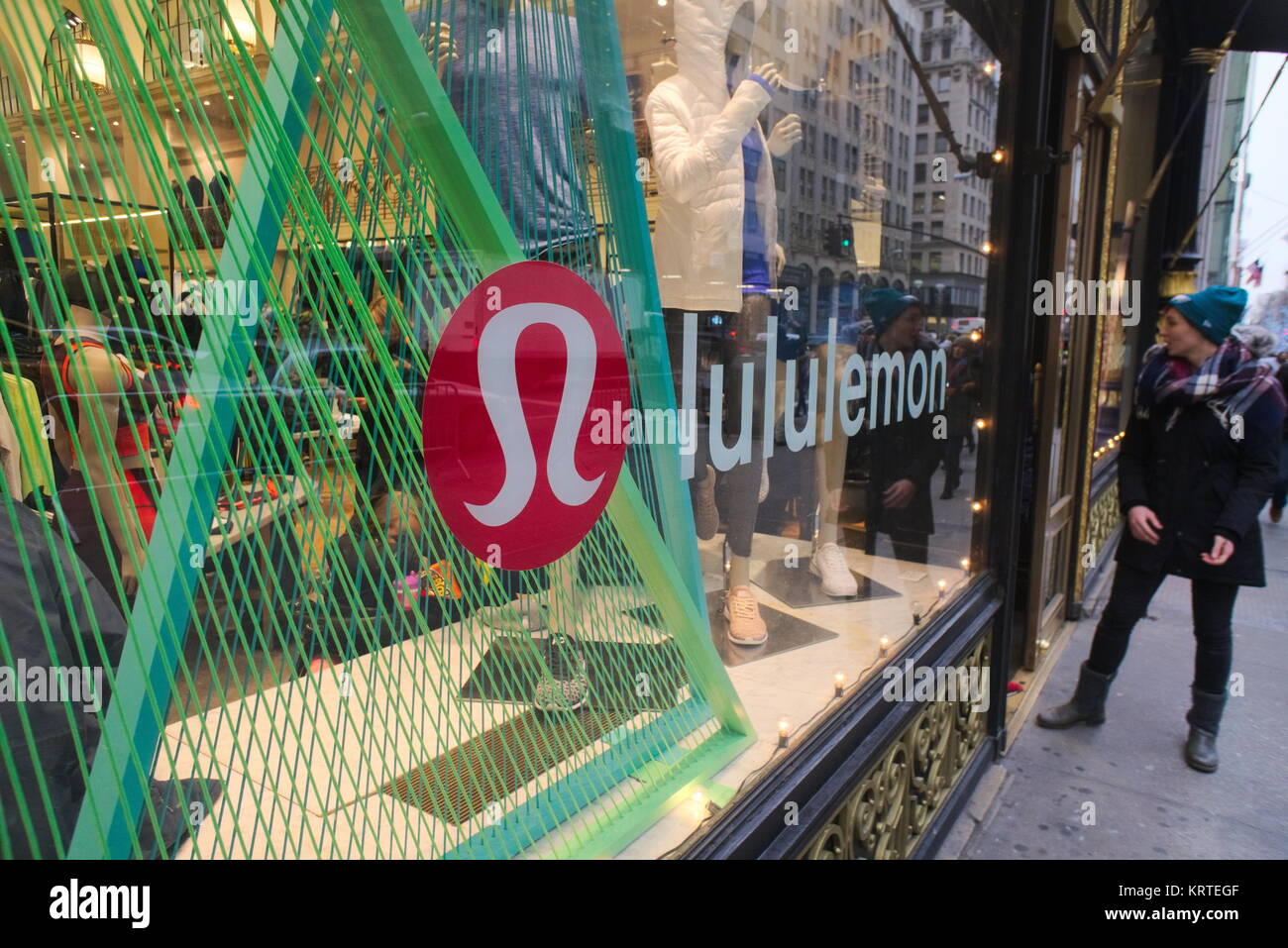 Un Lululemon Athletica store sulla Fifth Avenue a New York Venerdì, Dicembre 15, 2017. (© Richard B. Levine) Foto Stock