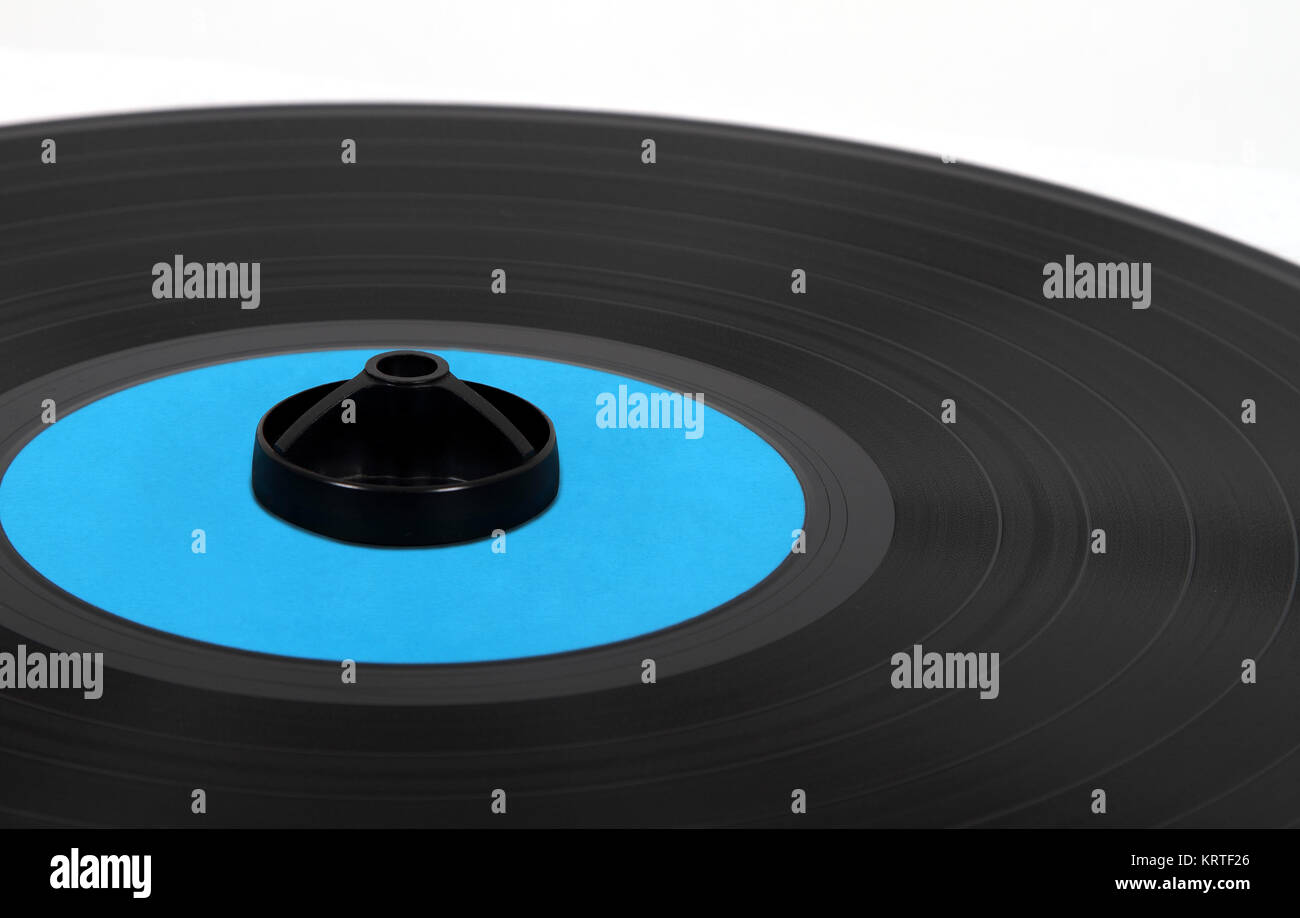 Disco in vinile con un tampone di pulizia su di esso per rimuovere la polvere. Foto Stock
