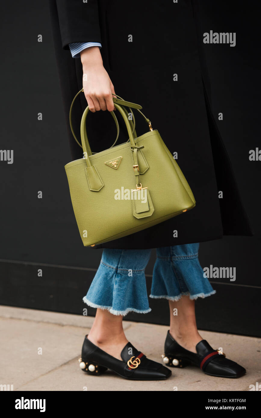 Londra, Inghilterra - 18 Febbraio 2017: elegante ragazza indossando borsa  di Prada e Gucci scarpe, fuori la London Fashion Week show Foto stock -  Alamy