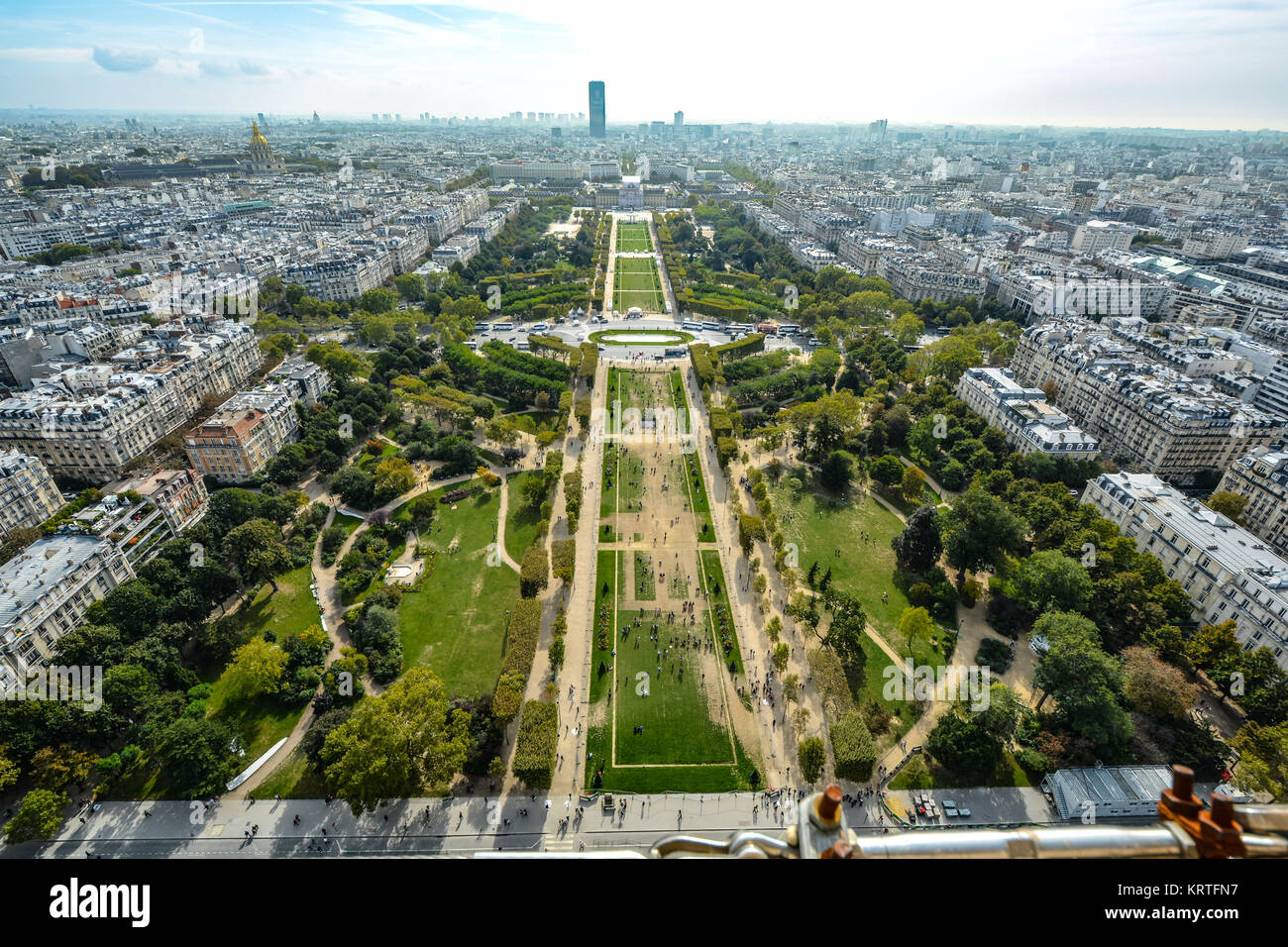 Una veduta aerea della città di Parigi dalla Torre Eiffel su un pomeriggio a inizio autunno con il Champ de Mars nel centro Foto Stock