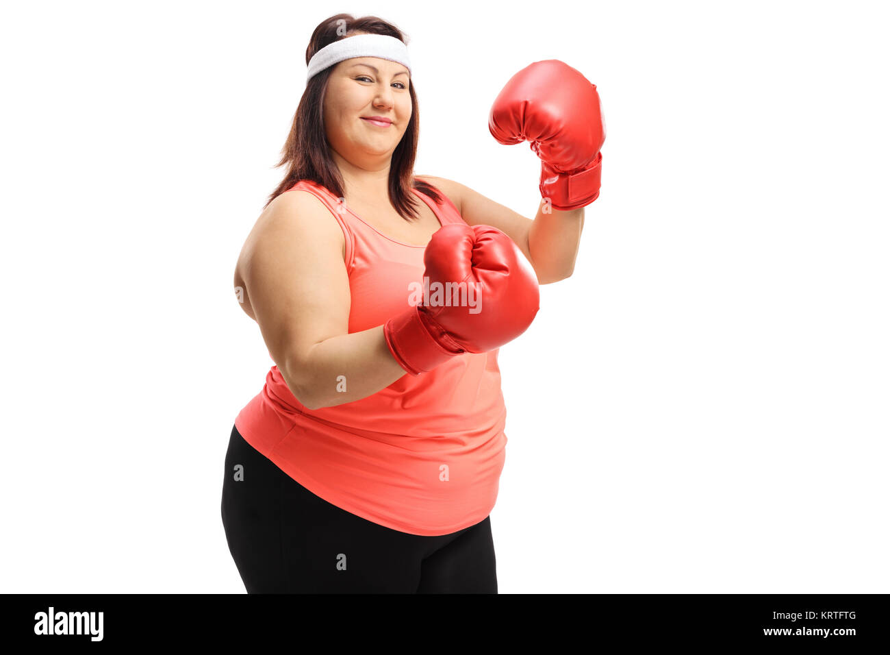 Il sovrappeso donna posa con una coppia di rosso guantoni da pugilato isolati su sfondo bianco Foto Stock