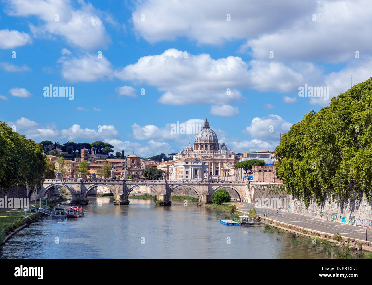 La Basilica di San Pietro e il Ponte Sant'Angelo sul fiume Tevere a Roma, Italia Foto Stock