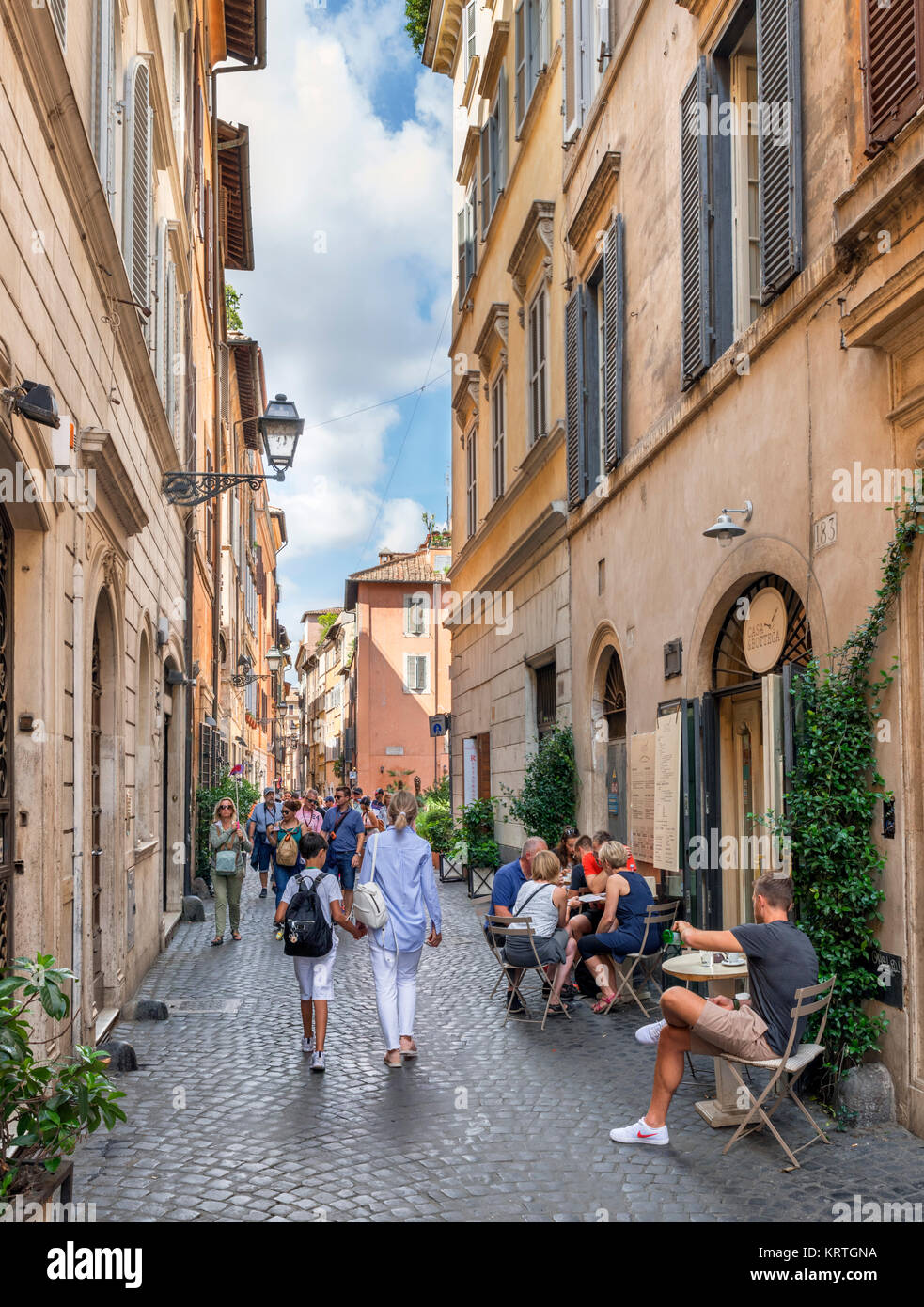 Cafè sul marciapiede su Via dei Coronari nel centro storico di Roma, Italia Foto Stock
