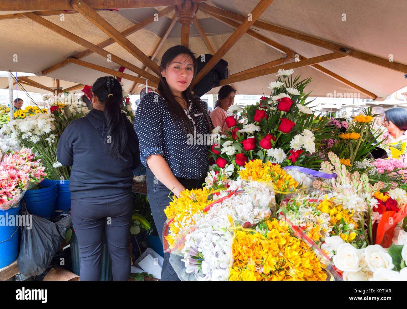 Ecuador Cuenca stallholder e portare in posizione di stallo, Cuenca il mercato dei fiori, Cuenca city centre, Cuenca Ecuador America del Sud Foto Stock