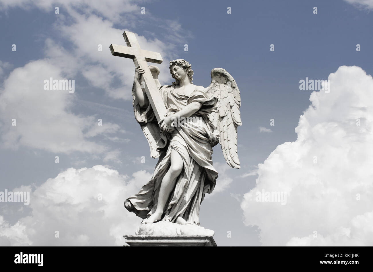 Angelo bella scultura a Roma con un incredibile drammatico cielo nuvoloso sullo sfondo Foto Stock