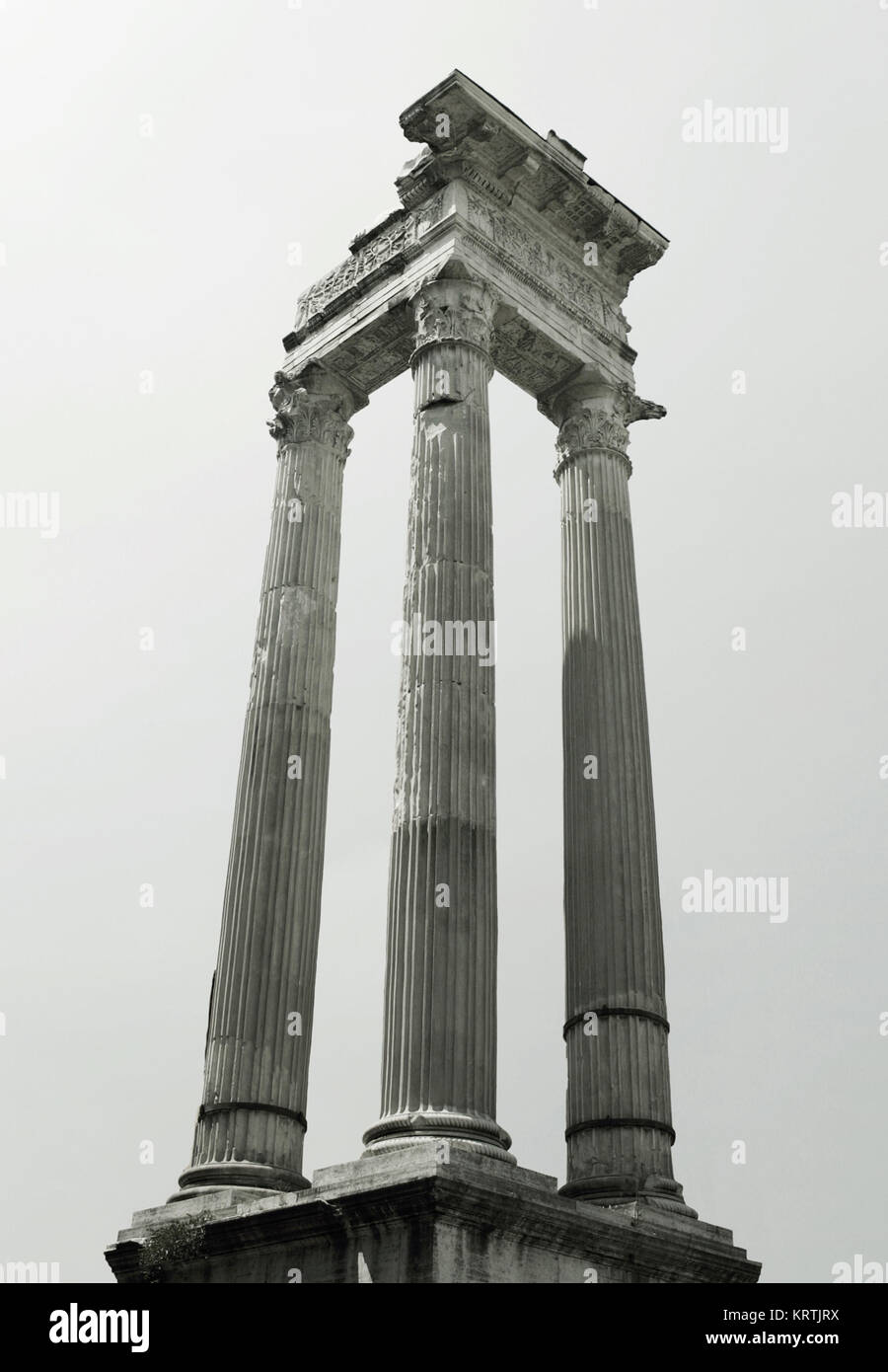 Le rovine di un tempio a Roma in bianco e nero Foto Stock