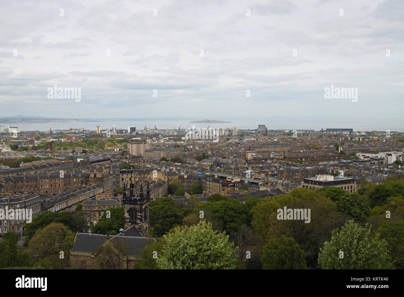 Vista da Calton Hill, Edimburgo, Scozia, verso il Firth of Forth, Inchkeith isola e Leith Foto Stock