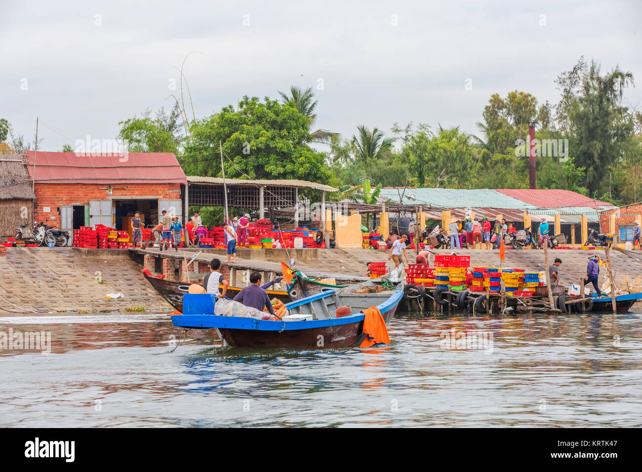 Barche e sollevamento stazionario la pesca con rete da trappola a spiaggia di Cua Dai, Hoi An, Vietnam. Hoian è riconosciuta come patrimonio mondiale dall'UNESCO Foto Stock