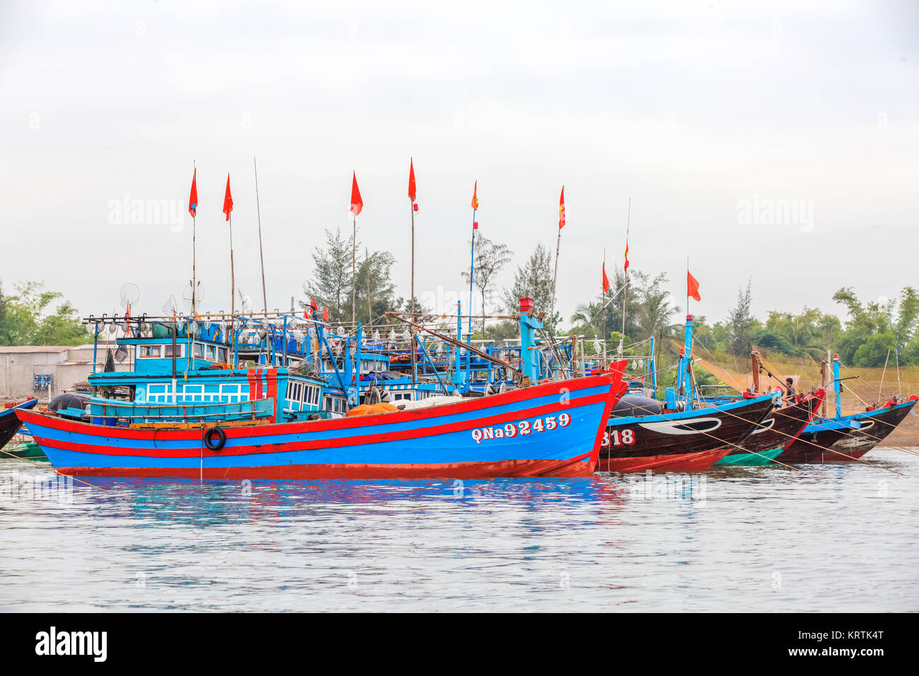 Barche e sollevamento stazionario la pesca con rete da trappola a spiaggia di Cua Dai, Hoi An, Vietnam. Hoian è riconosciuta come patrimonio mondiale dall'UNESCO Foto Stock