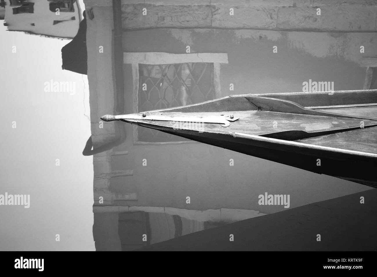 Sfondo astratto di un dettaglio di una barca e la riflessione degli edifici sull'acqua in bianco e nero Foto Stock