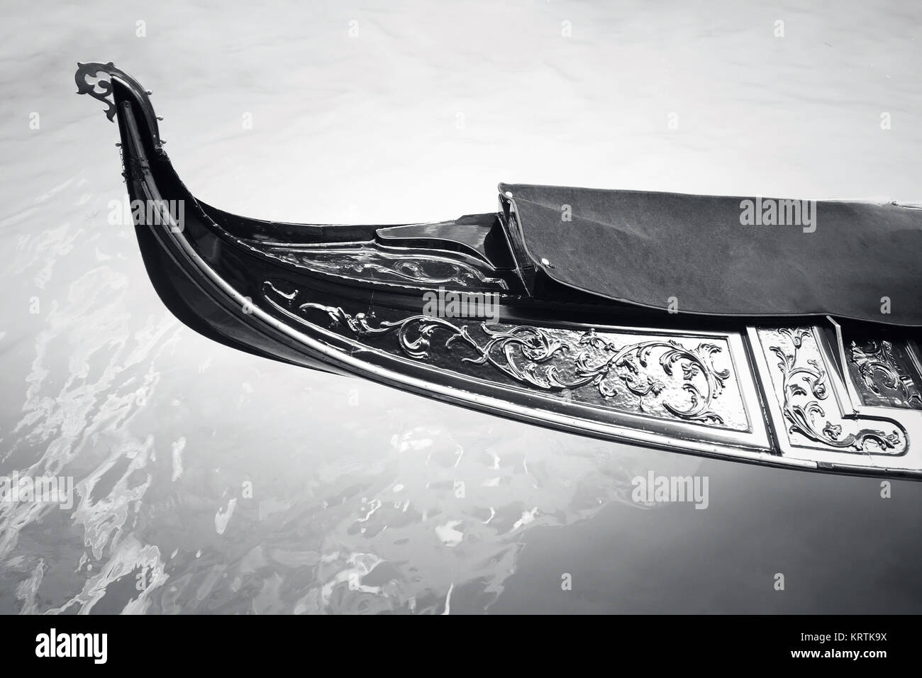 Dettaglio di una gondola galleggia sull'acqua in bianco e nero Foto Stock
