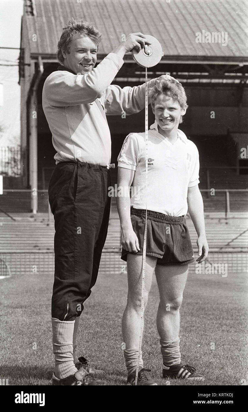 Piccoli e grandi...Wolverhampton Wanderers portiere Paolo Bradshaw e Paolo Dougherty nel 1983 Foto Stock
