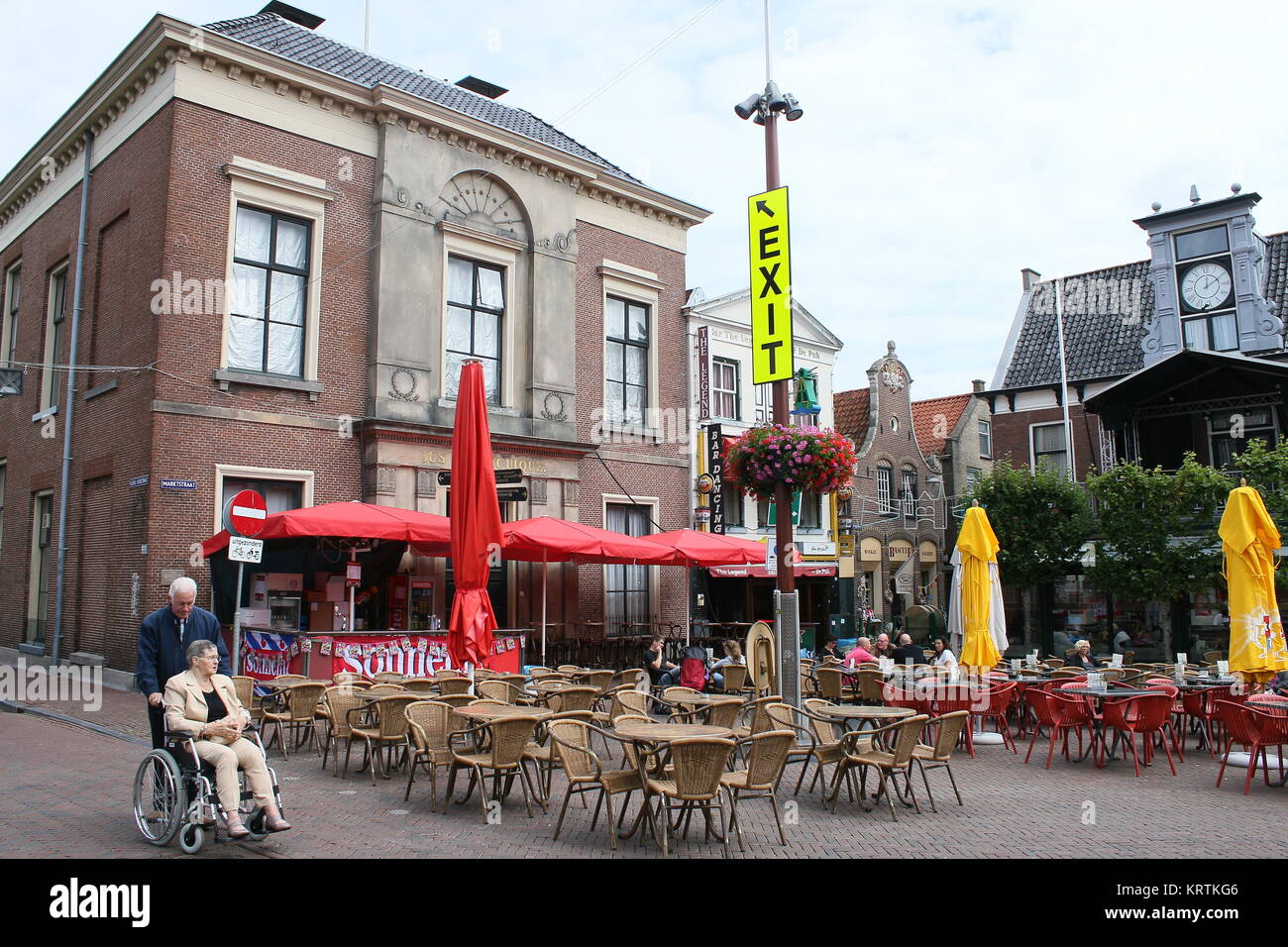 Marktstraat quadrato con terrazze, interna della città di il frisone città di Sneek, Paesi Bassi. Sullo sfondo l'ex corte di giustizia. Foto Stock