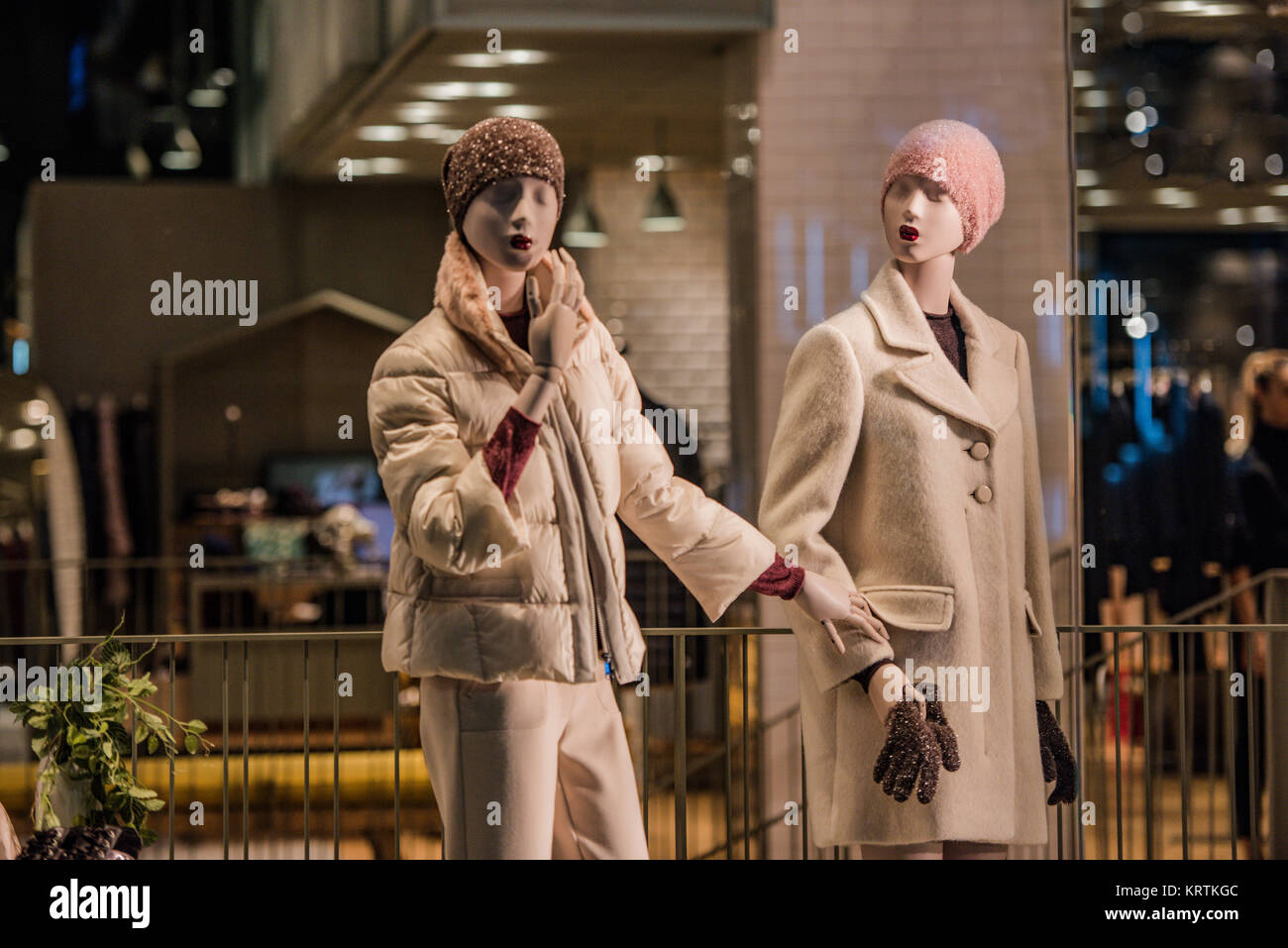 Manichini femmina in un negozio di moda Foto Stock