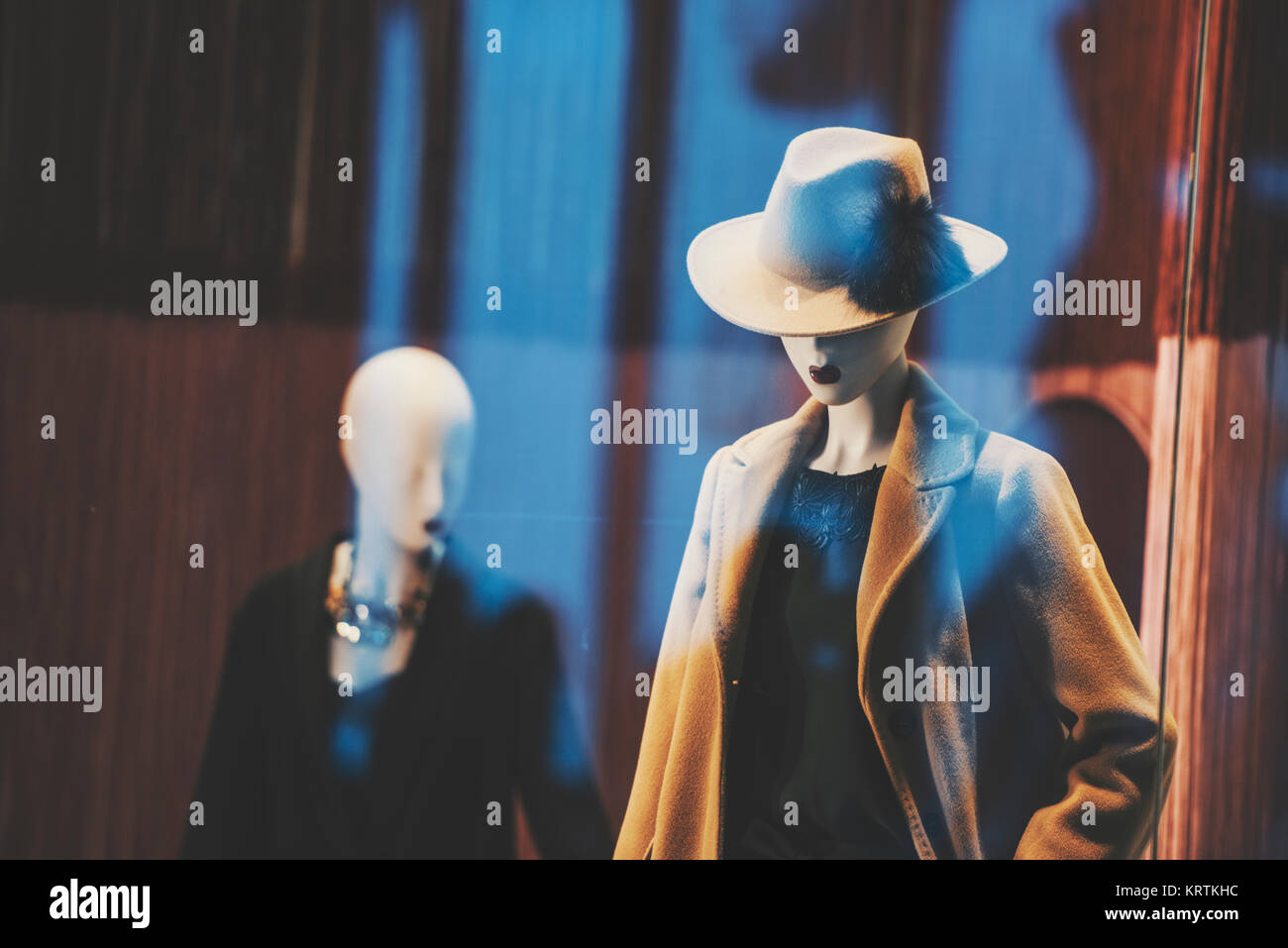 Manichini femmina in un negozio di moda Foto Stock