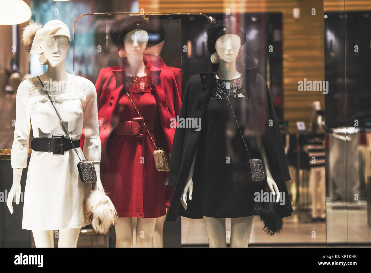 Manichini femmina in un negozio di moda Foto Stock