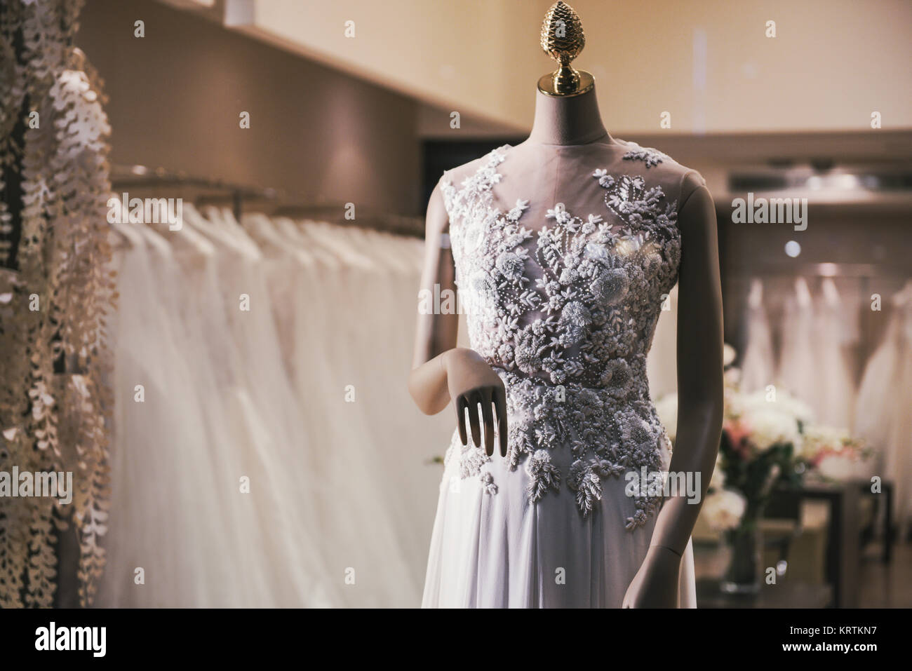 Negozio di moda con abiti da sposa Foto Stock