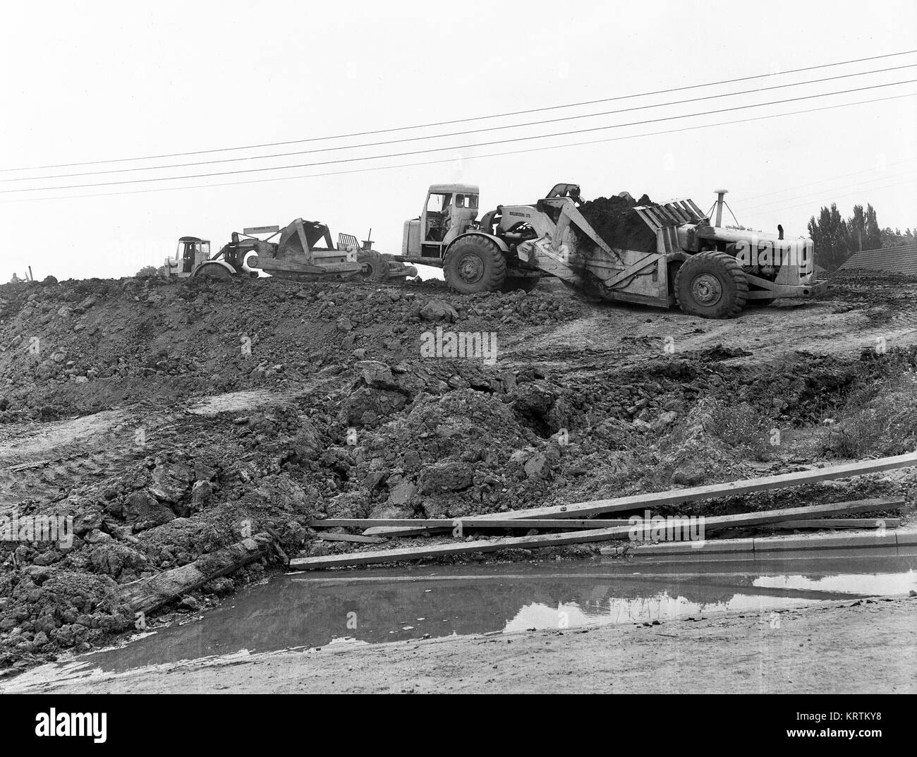 Movimento terra veicoli escavatore la preparazione di massa di alloggiamento per lo sviluppo immobiliare costruzione in Telford Regno Unito 1968 Foto Stock