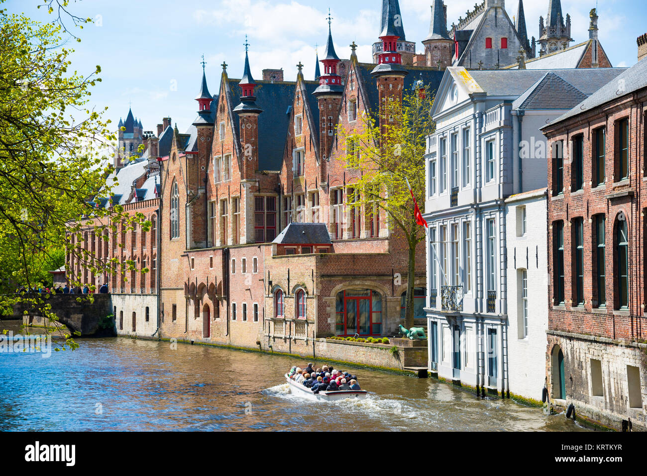 Bruges, Belgio - 17 Aprile 2017: Barche piena di turisti che si godono le case medievali lungo il canale di Bruges, Belgio Foto Stock