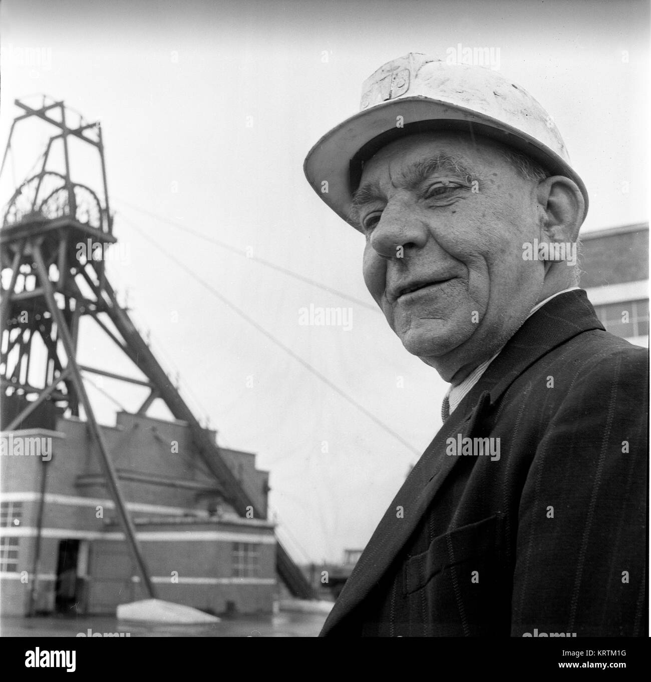 Ultimo giorno di lavoro per il pensionamento del minatore di carbone lasciare la Collieria nel 1967 FOTO britannica DI DAVID BAGNALL Foto Stock