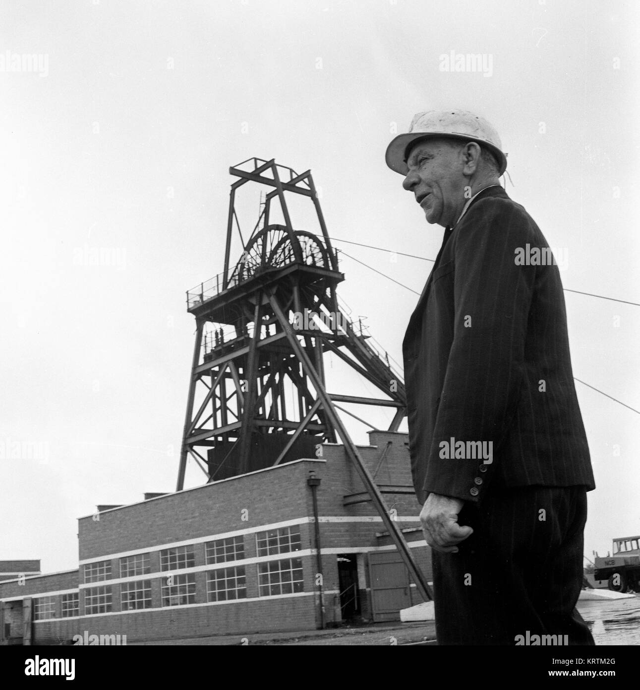Ultimo giorno di lavoro per il pensionamento del minatore di carbone lasciare la Collieria nel 1967 FOTO britannica DI DAVID BAGNALL Foto Stock