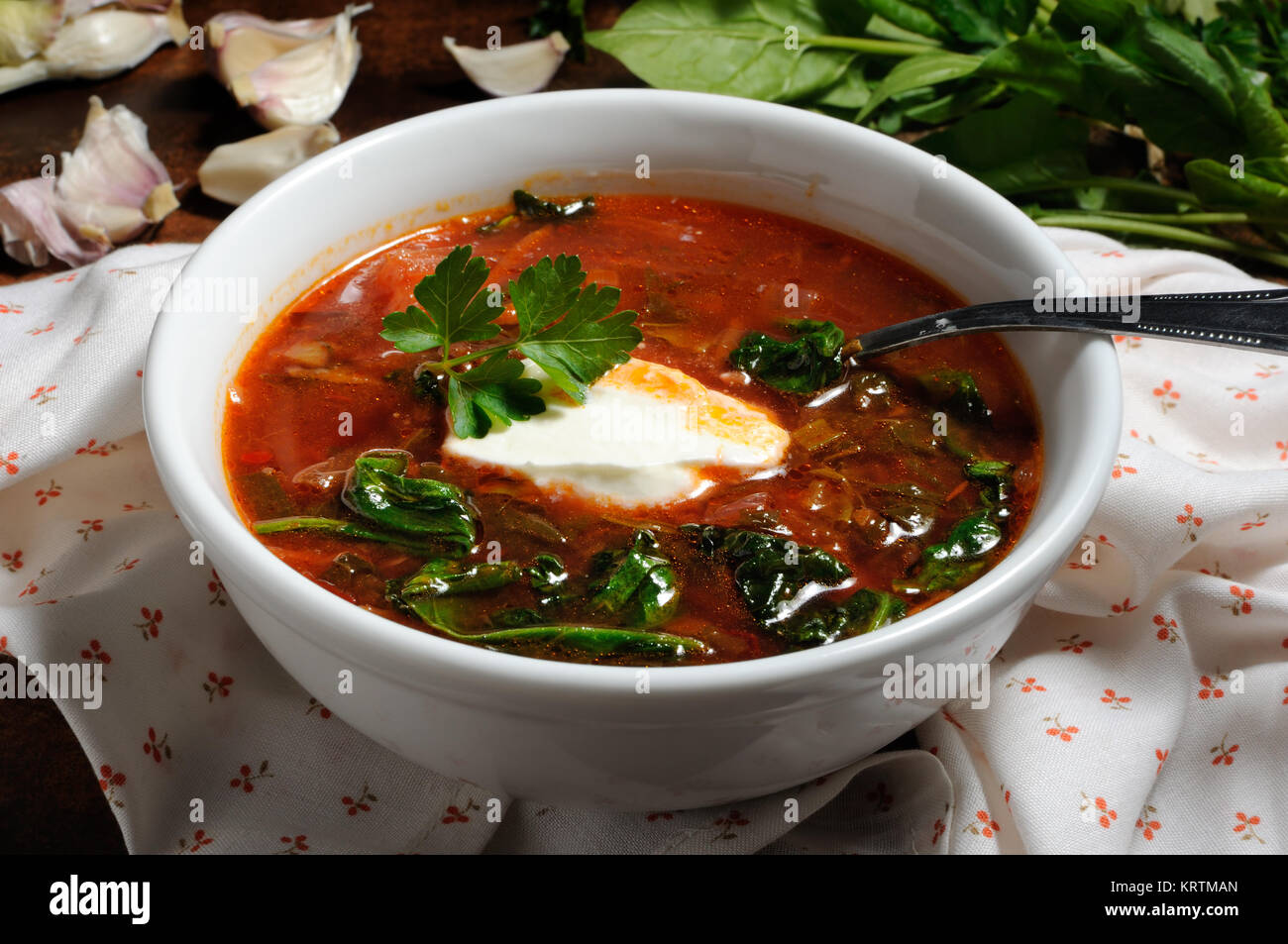 Ciotola di verdura, zuppa di pomodoro con spinaci e panna acida. Inquadratura orizzontale. Foto Stock