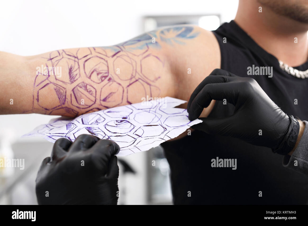 Come è un tatuaggio? Creazione di un tatuaggio in un salotto tattoo. Foto Stock