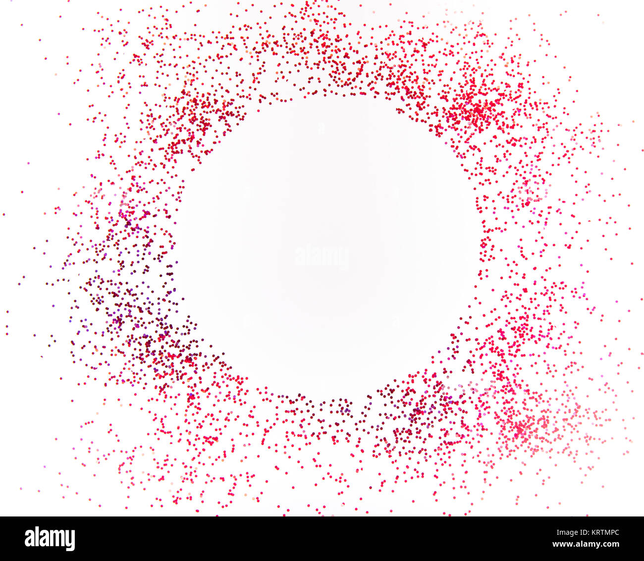 Red Glitter formando cerchio su sfondo bianco Foto Stock