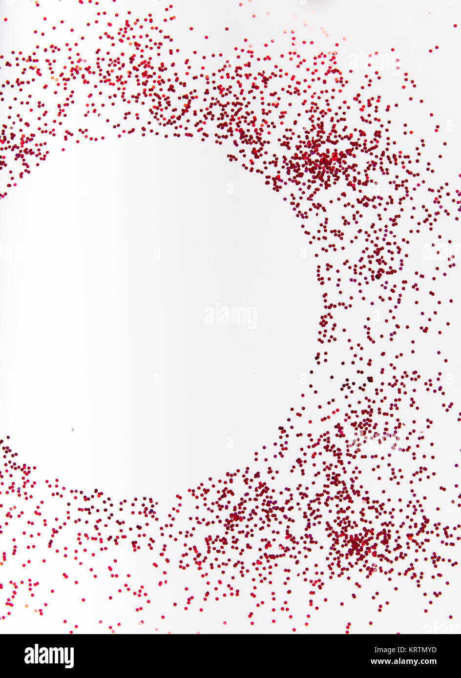 Red Glitter formando cerchio su sfondo bianco Foto Stock