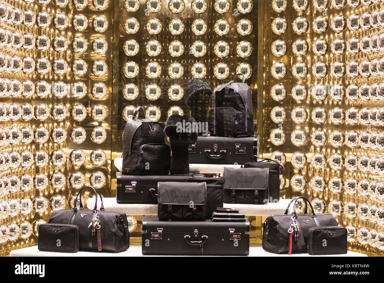 Milano, Italia - 12 Novembre 2016: Prada store con gli uomini accesories in Milano, Italia. Foto Stock