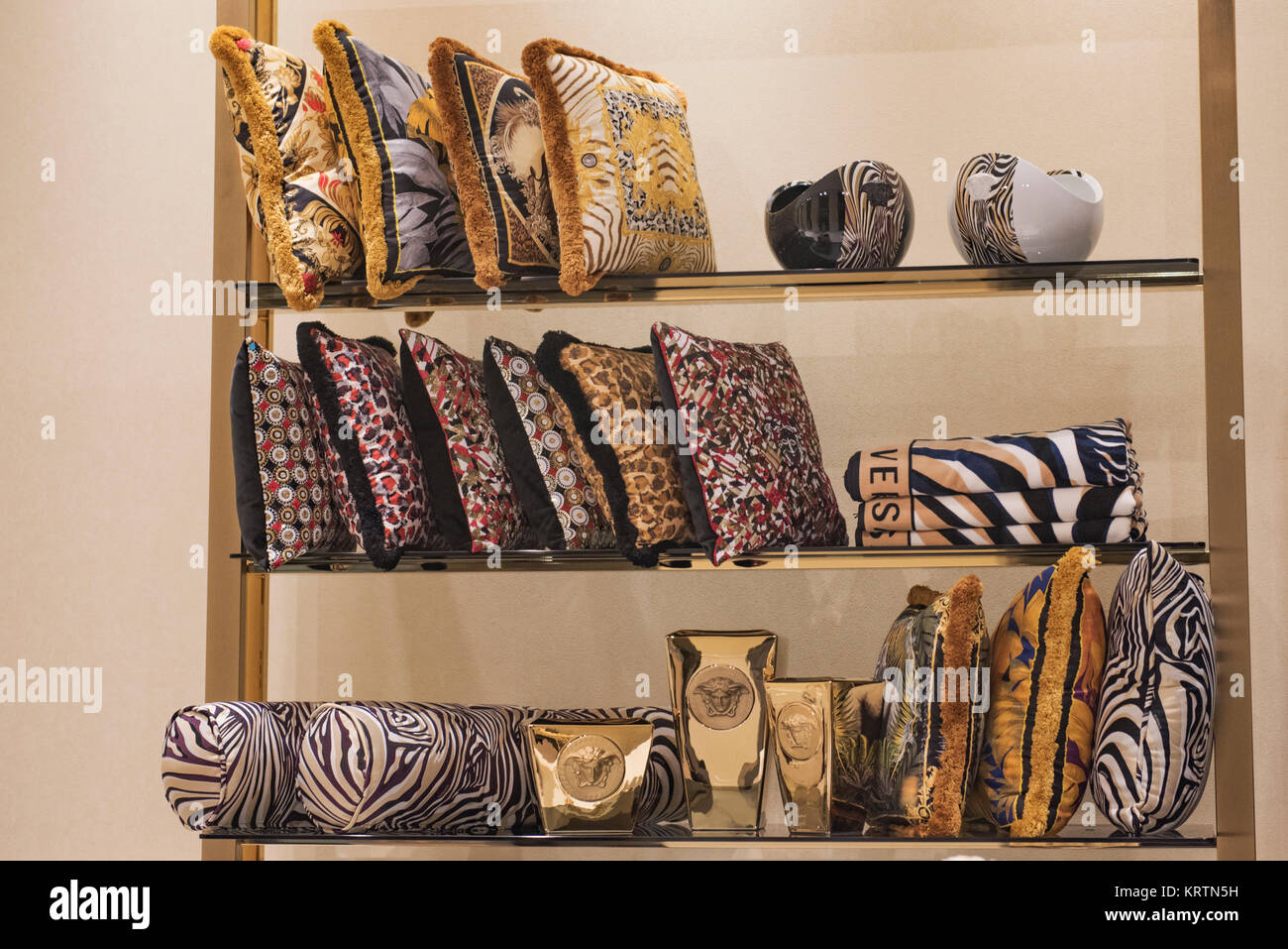 Milano, Italia - 12 Novembre 2016: Versace Home store di Milano, Italia. Foto Stock