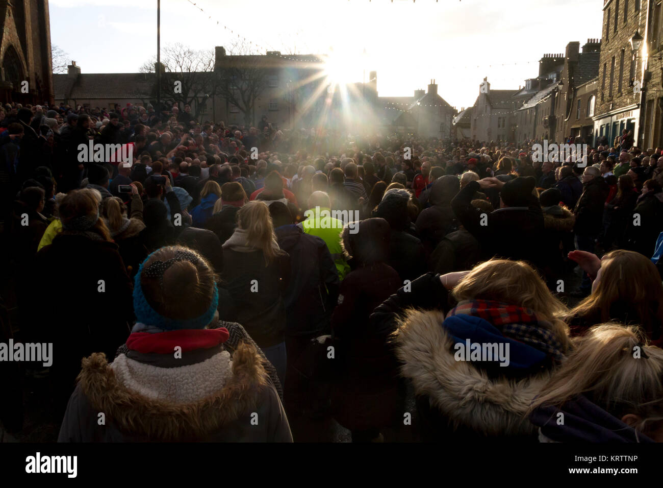 La folla a guardare il gioco di Ba a Kirkwall, Orkney Isles Foto Stock